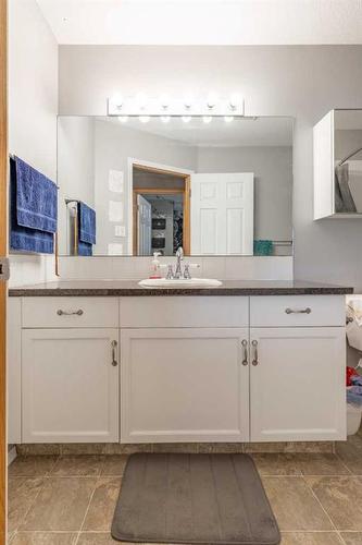 7 Chilcotin Way West, Lethbridge, AB - Indoor Photo Showing Kitchen