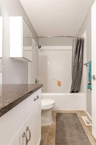 7 Chilcotin Way West, Lethbridge, AB - Indoor Photo Showing Bathroom