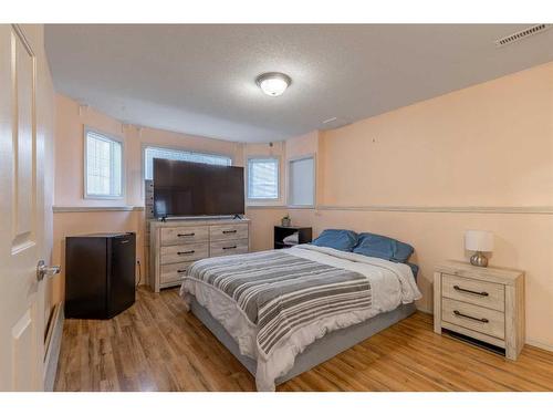 7 Chilcotin Way West, Lethbridge, AB - Indoor Photo Showing Bedroom