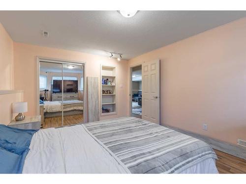 7 Chilcotin Way West, Lethbridge, AB - Indoor Photo Showing Bedroom