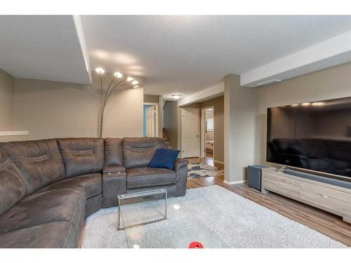 7 Chilcotin Way West, Lethbridge, AB - Indoor Photo Showing Living Room