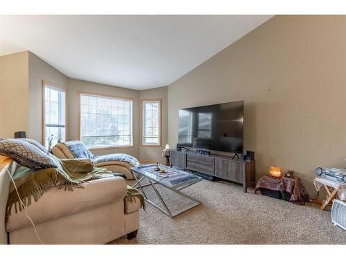 7 Chilcotin Way West, Lethbridge, AB - Indoor Photo Showing Living Room