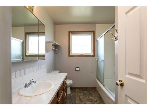 4501 56 Ave., Taber, AB - Indoor Photo Showing Bathroom