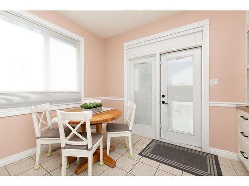 100 Blackfoot Circle West, Lethbridge, AB - Indoor Photo Showing Dining Room