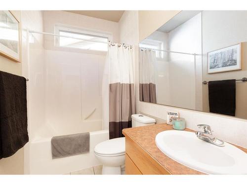 100 Blackfoot Circle West, Lethbridge, AB - Indoor Photo Showing Bathroom