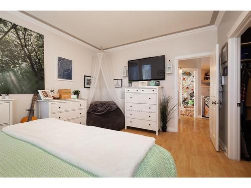 100 Blackfoot Circle West, Lethbridge, AB - Indoor Photo Showing Bedroom