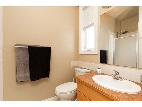 100 Blackfoot Circle West, Lethbridge, AB - Indoor Photo Showing Bathroom