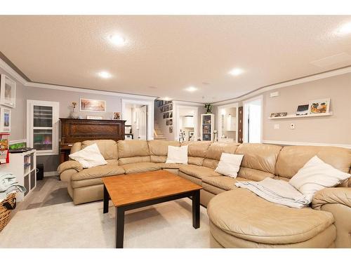 100 Blackfoot Circle West, Lethbridge, AB - Indoor Photo Showing Living Room