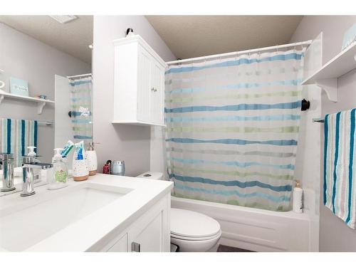 100 Blackfoot Circle West, Lethbridge, AB - Indoor Photo Showing Bathroom