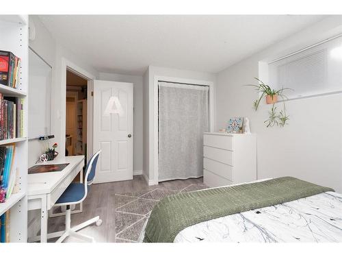 100 Blackfoot Circle West, Lethbridge, AB - Indoor Photo Showing Bedroom