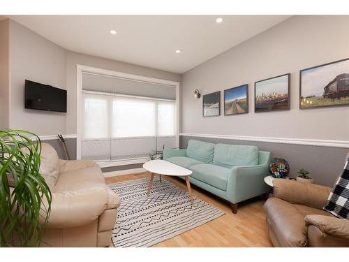 100 Blackfoot Circle West, Lethbridge, AB - Indoor Photo Showing Living Room