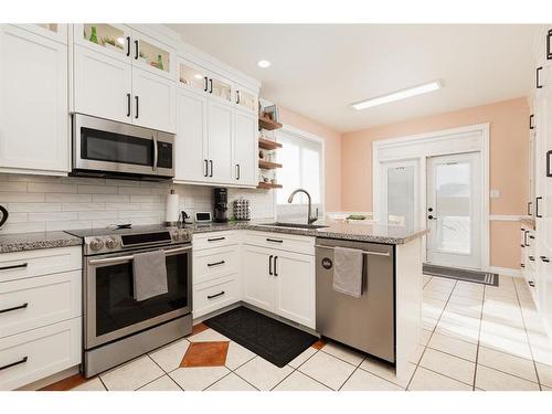 100 Blackfoot Circle West, Lethbridge, AB - Indoor Photo Showing Kitchen With Upgraded Kitchen