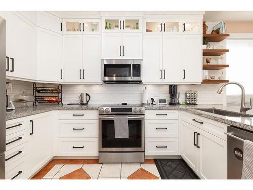 100 Blackfoot Circle West, Lethbridge, AB - Indoor Photo Showing Kitchen With Upgraded Kitchen