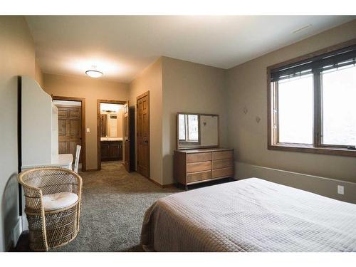 195041 Highway 512, Rural Lethbridge County, AB - Indoor Photo Showing Bedroom