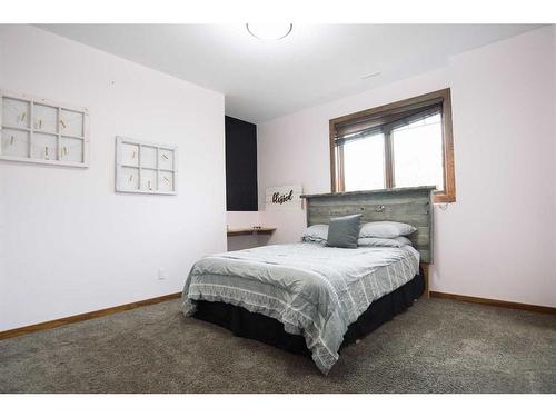 195041 Highway 512, Rural Lethbridge County, AB - Indoor Photo Showing Bedroom