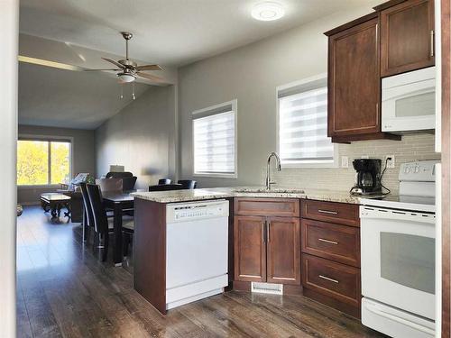 65 Squamish Crescent West, Lethbridge, AB - Indoor Photo Showing Kitchen