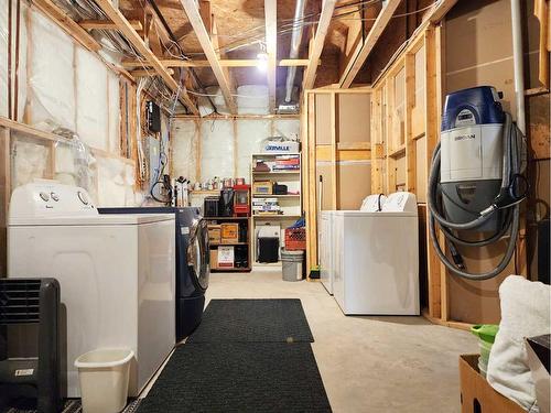 65 Squamish Crescent West, Lethbridge, AB - Indoor Photo Showing Laundry Room