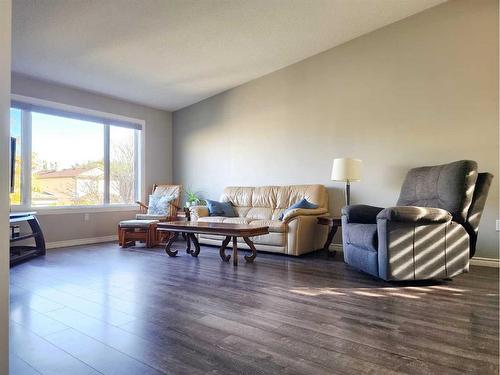 65 Squamish Crescent West, Lethbridge, AB - Indoor Photo Showing Living Room