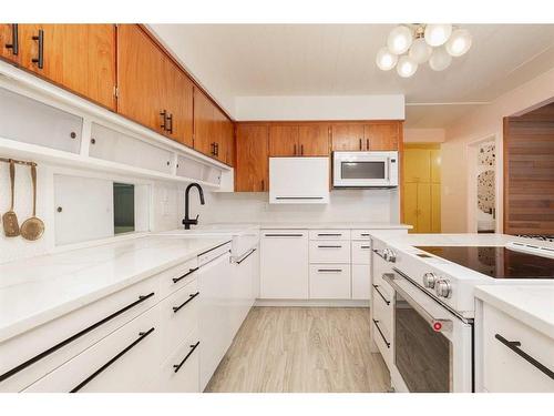 2818 6A Avenue South, Lethbridge, AB - Indoor Photo Showing Kitchen