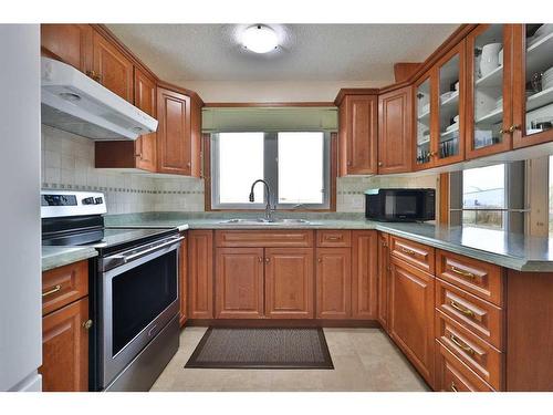 206 5 Street, Warner, AB - Indoor Photo Showing Kitchen With Double Sink