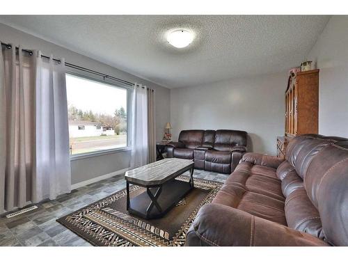 206 5 Street, Warner, AB - Indoor Photo Showing Living Room