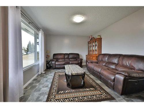 206 5 Street, Warner, AB - Indoor Photo Showing Living Room