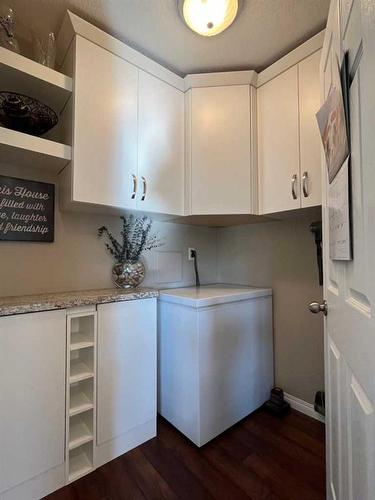 242W 100S, Raymond, AB - Indoor Photo Showing Kitchen