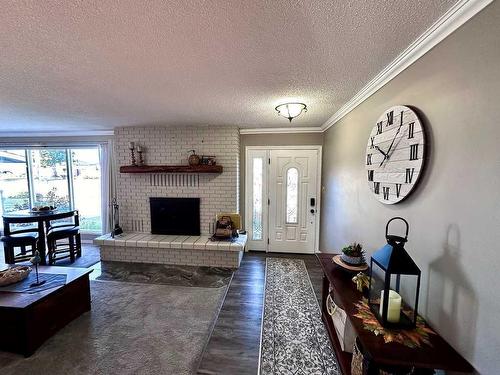 210 4 Street East, Cardston, AB - Indoor Photo Showing Living Room