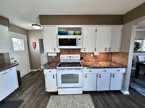 210 4 Street East, Cardston, AB - Indoor Photo Showing Kitchen