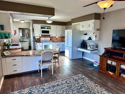 210 4 Street East, Cardston, AB - Indoor Photo Showing Kitchen