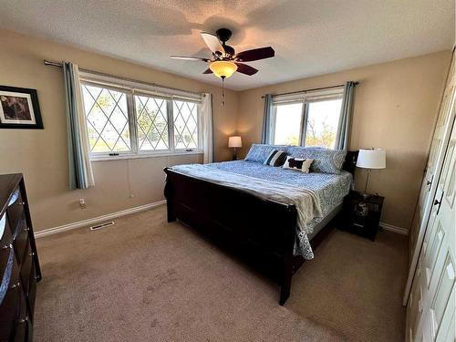 210 4 Street East, Cardston, AB - Indoor Photo Showing Bedroom