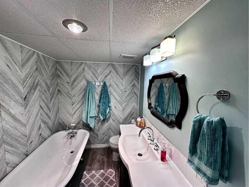 210 4 Street East, Cardston, AB - Indoor Photo Showing Bathroom