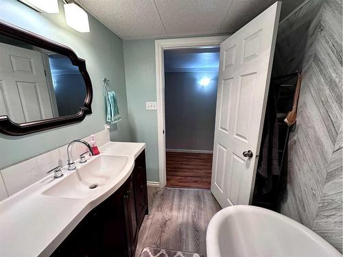 210 4 Street East, Cardston, AB - Indoor Photo Showing Bathroom