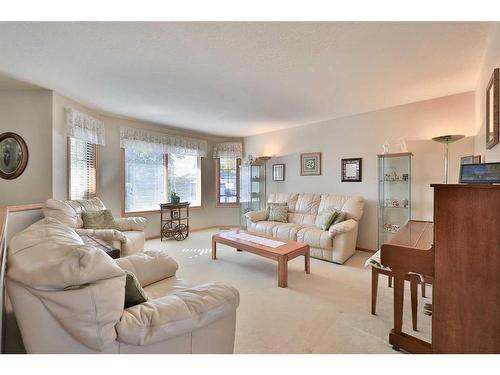 359 Heritage Crescent West, Lethbridge, AB - Indoor Photo Showing Living Room