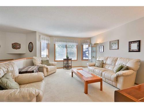 359 Heritage Crescent West, Lethbridge, AB - Indoor Photo Showing Living Room