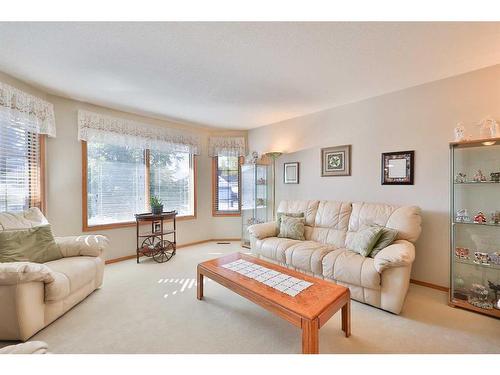 359 Heritage Crescent West, Lethbridge, AB - Indoor Photo Showing Living Room