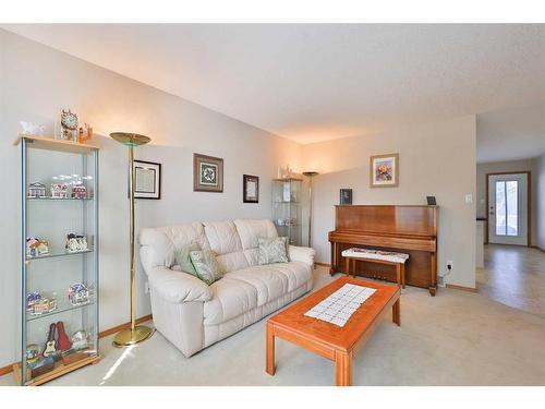 359 Heritage Crescent West, Lethbridge, AB - Indoor Photo Showing Living Room