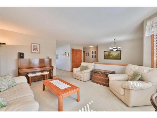 359 Heritage Crescent West, Lethbridge, AB - Indoor Photo Showing Living Room