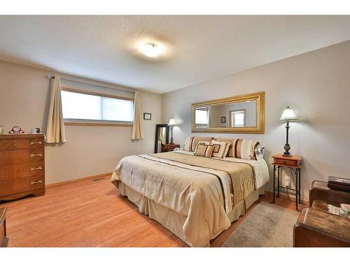 359 Heritage Crescent West, Lethbridge, AB - Indoor Photo Showing Bedroom