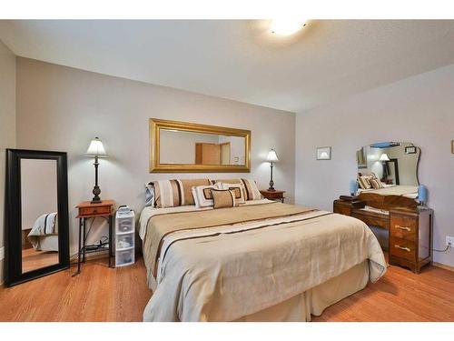 359 Heritage Crescent West, Lethbridge, AB - Indoor Photo Showing Bedroom