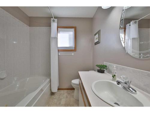 359 Heritage Crescent West, Lethbridge, AB - Indoor Photo Showing Bathroom