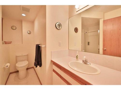 359 Heritage Crescent West, Lethbridge, AB - Indoor Photo Showing Bathroom