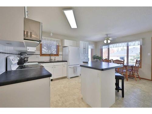 359 Heritage Crescent West, Lethbridge, AB - Indoor Photo Showing Kitchen