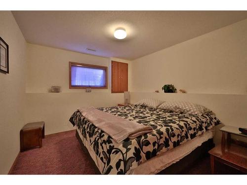 359 Heritage Crescent West, Lethbridge, AB - Indoor Photo Showing Bedroom