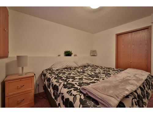 359 Heritage Crescent West, Lethbridge, AB - Indoor Photo Showing Bedroom