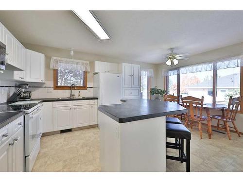 359 Heritage Crescent West, Lethbridge, AB - Indoor Photo Showing Kitchen