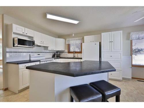 359 Heritage Crescent West, Lethbridge, AB - Indoor Photo Showing Kitchen