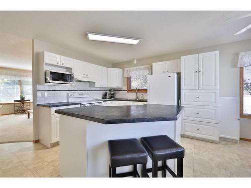 359 Heritage Crescent West, Lethbridge, AB - Indoor Photo Showing Kitchen