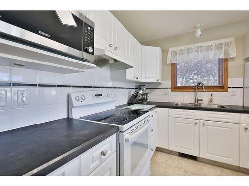 359 Heritage Crescent West, Lethbridge, AB - Indoor Photo Showing Kitchen With Double Sink