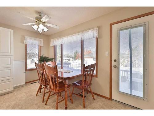 359 Heritage Crescent West, Lethbridge, AB - Indoor Photo Showing Dining Room